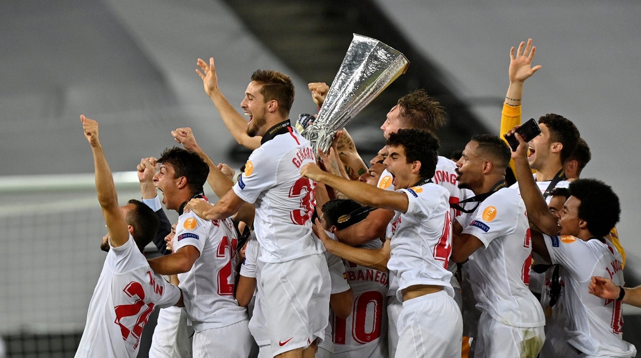 Los jugadores del Sevilla FC celebran la Liga Europa conseguida en Colonia ante el Inter de Milán