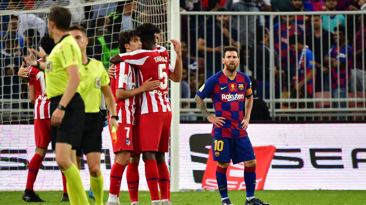 Leo Messi observa cómo los jugadores del Atlético celebran un gol