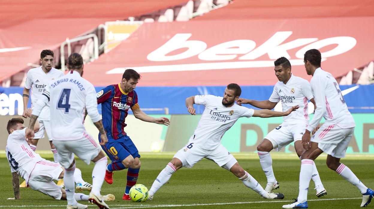 Nacho, ante Messi en el último clásico