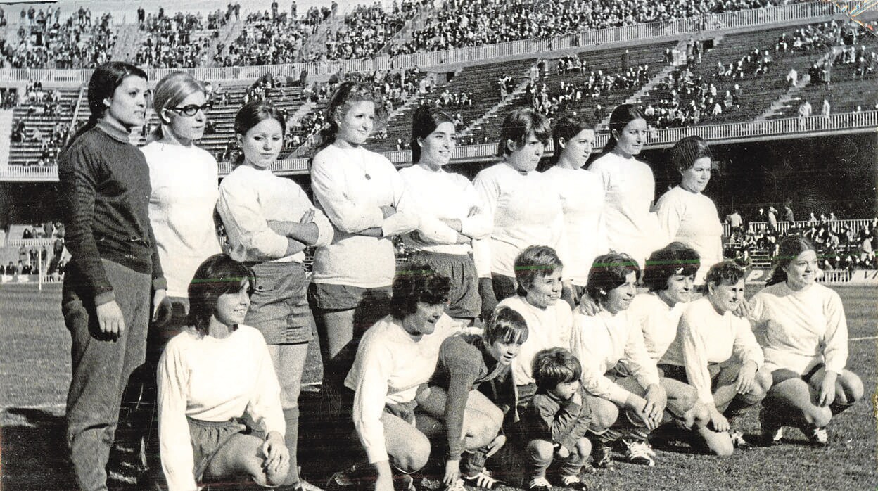 Las jugadoras del primer Barcelona femenino, antes de jugar contra el Unió Centelles en 1970