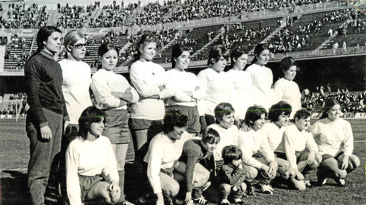 Las jugadoras del primer Barcelona femenino, antes de jugar contra el Unió Centelles en 1970