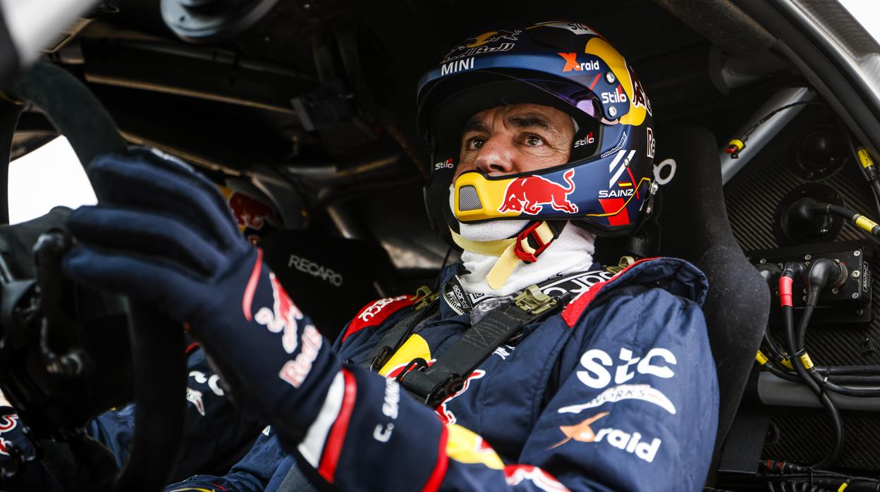 Carlos Sainz estalla contra el Dakar: «Esto es una yincana y no un rally»