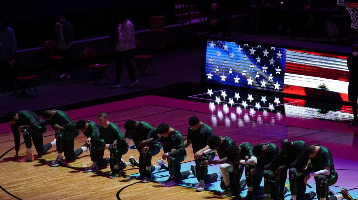 Los Boston Celtics, ayer durante el acto de protestas contra el asalto al Capitolio