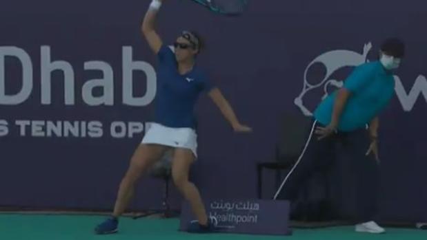 Dolorosa lesión de Flipkens al pisar un cajón del juez de línea