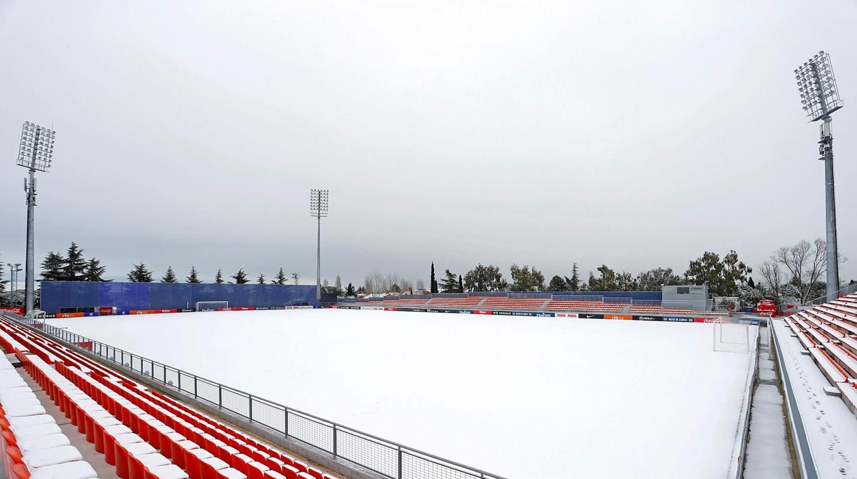 Los campos de entrenamiento del Atlético amanecieron con un grueso manto de nieve