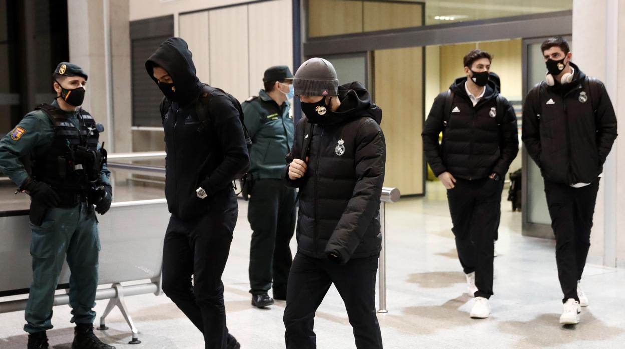 Los jugadores del Real Madrid llegaron al aeropuerto de Pamplona tras cuatro horas encerrados en el avión