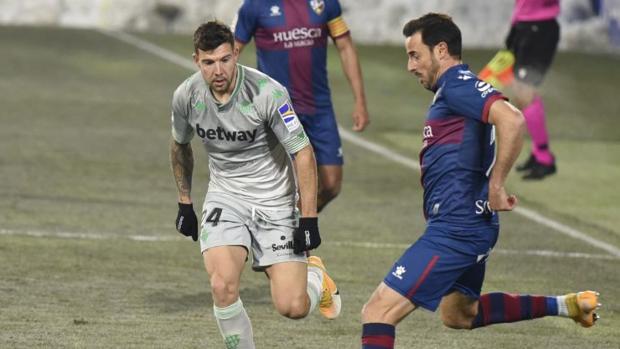 El Betis hunde al Huesca para no desengancharse de Europa