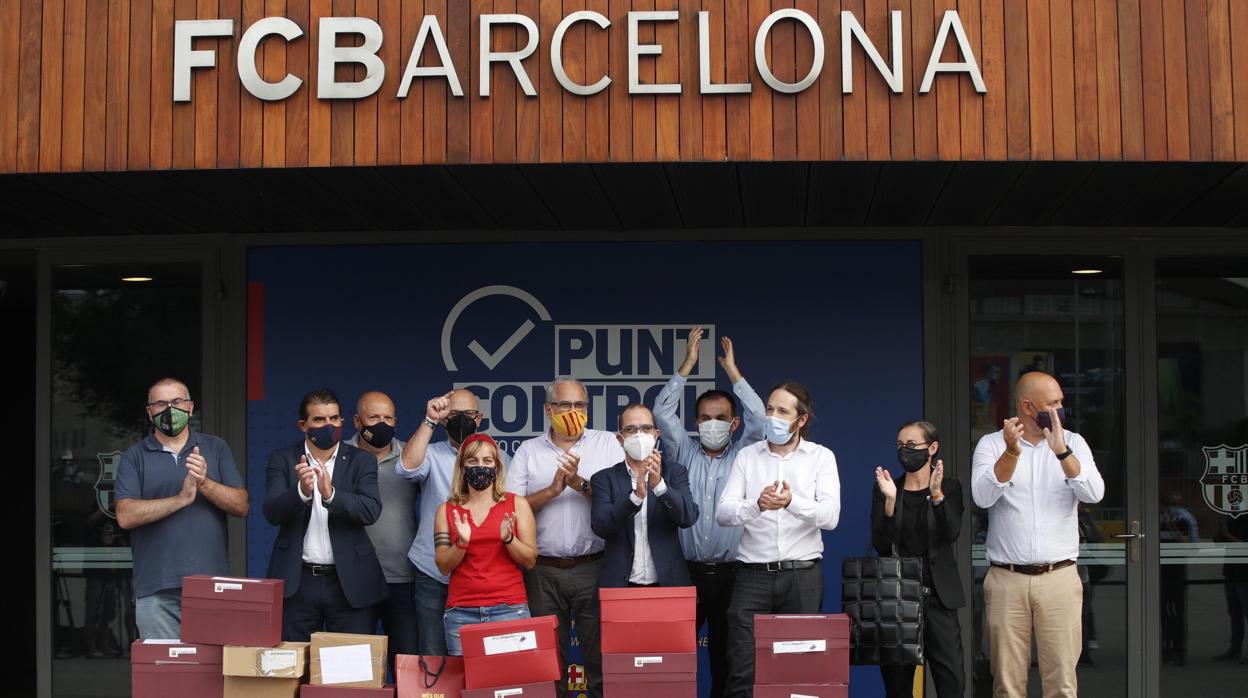 Los representantes de la moción de censura en el momento de presentar las papeletas