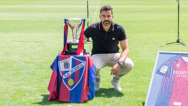 El Huesca destituye a Míchel