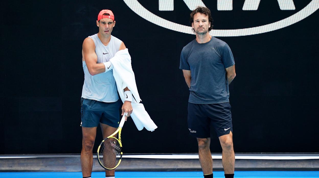 Nadal y Moyà, durante un entrenamiento en el Abierto de Australia 2020