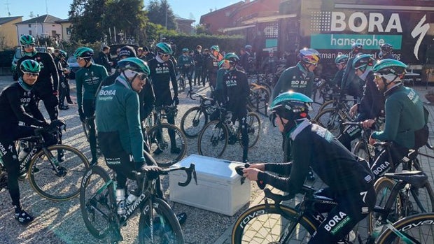 Tres ciclistas del Bora-hansgrohe, hospitalizados tras ser atropellados