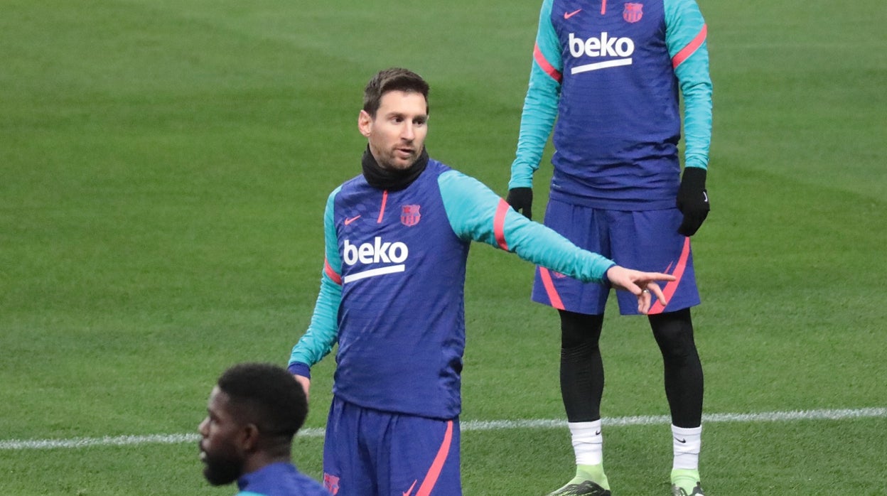 Messi evalúa una situación en el entrenamiento de esta tarde