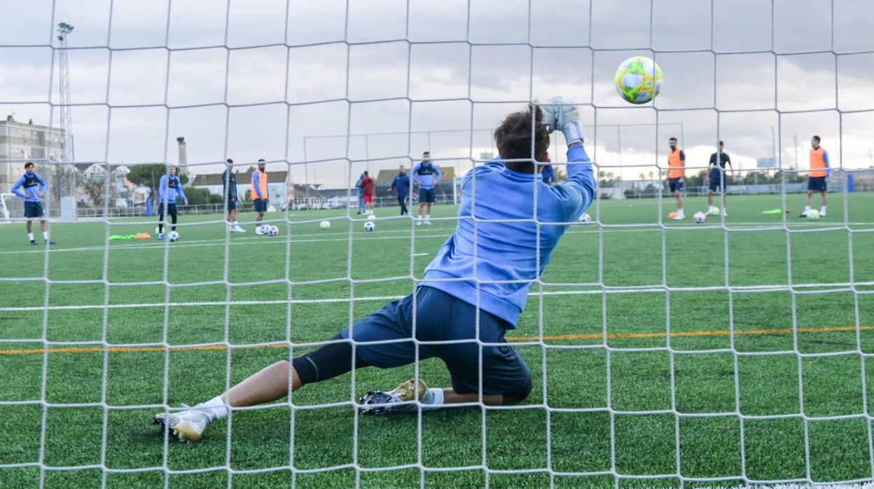 Un portero detiene un disparo en un entrenamiento