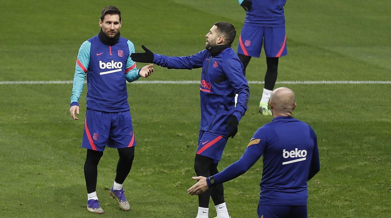 Messi observa las indicaciones de Jordi Alba durante el entrenamiento de este sábado