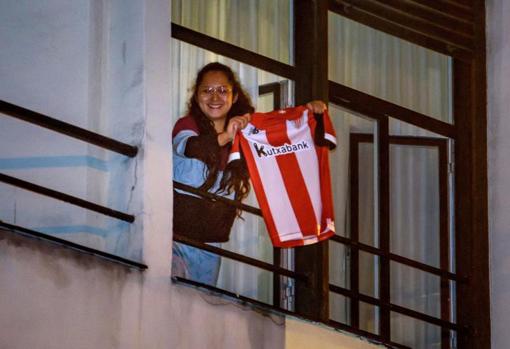 Los bilbaínos trasladan a los balcones la fiesta por el triunfo del Athletic