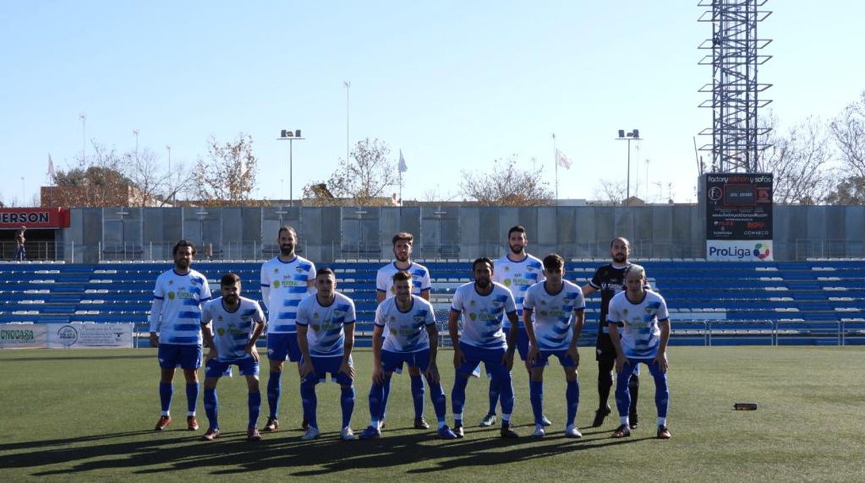 El once inicial del Estrella de San Agustín ante el Paradas Balompié posa en un estadio Ciudad de Alcalá vacío