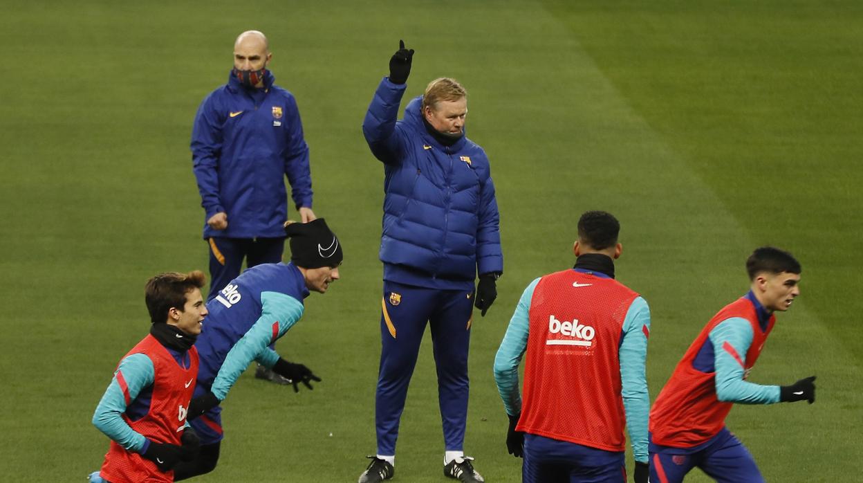 Koeman da instrucciones durante el calentamiento