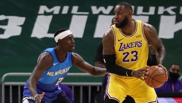 Golpe de autoridad de LeBron James y los Lakers ante los Bucks de Antetokounmpo