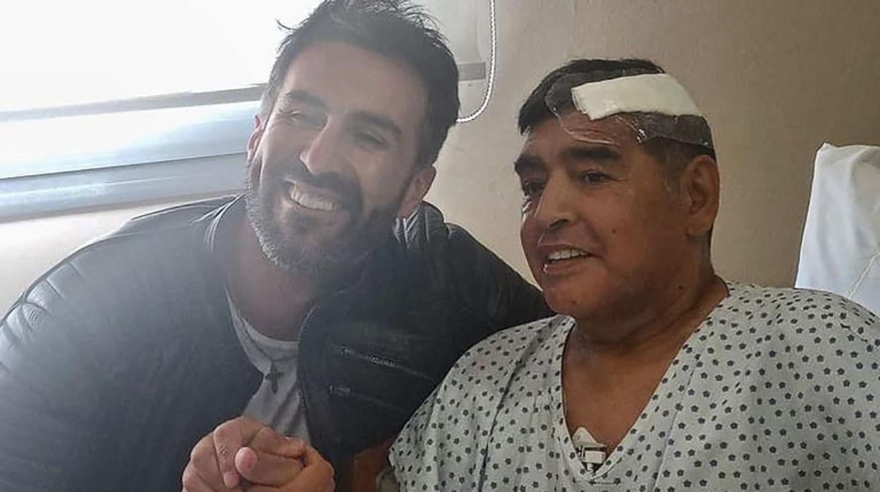 Maradona junto a Leopoldo Luque, su médico y ahora investigado