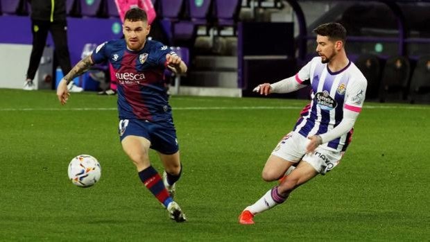 El Huesca de Pacheta renace en Pucela con un «hat-trick» de Rafa Mir