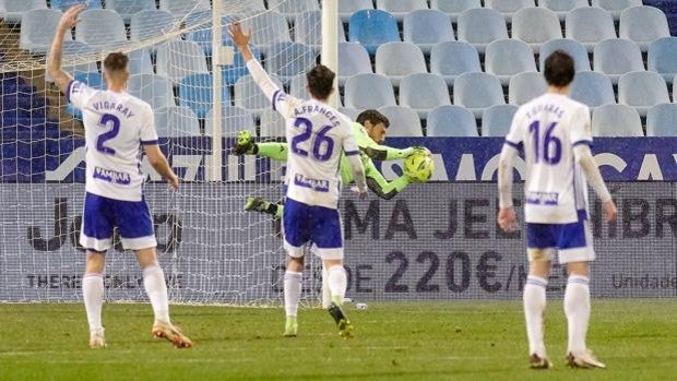 El Zaragoza se hace fuerte en la Romareda y sale del descenso