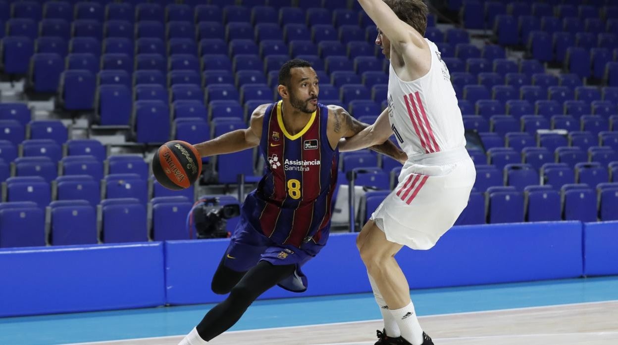 Hanga y Causeur, durante el último clásico disputado en el WiZink Center sin público