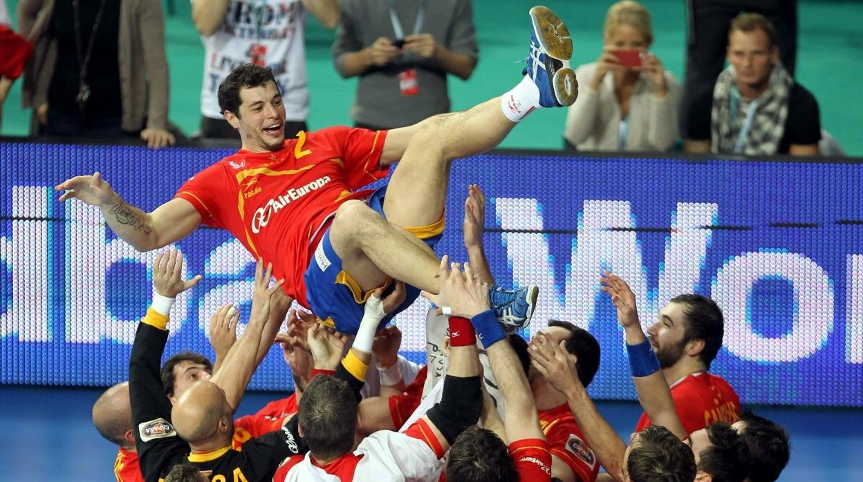 El equipo español mantea a Alberto Entrerríos tras ganar el oro mundial en 2013