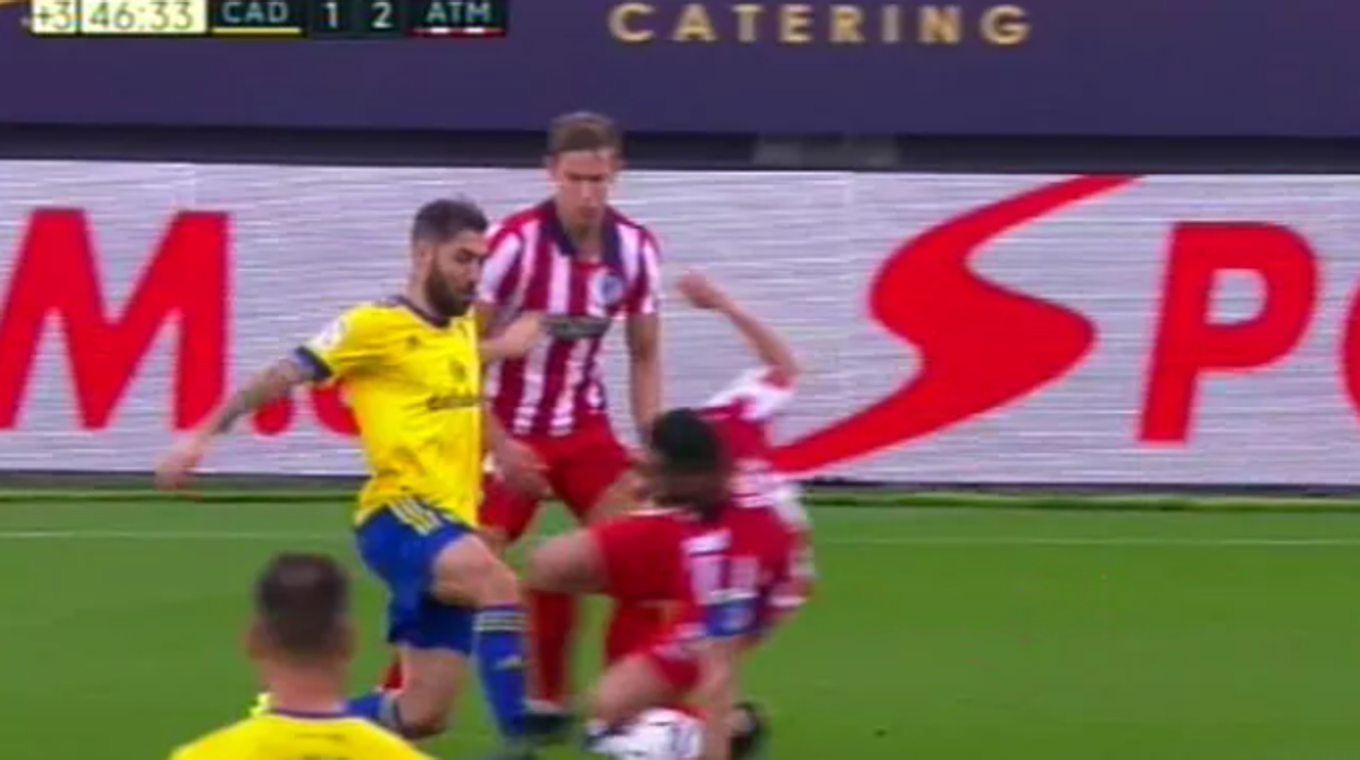 El VAR rectifica un penalti por una polémica mano de Koke