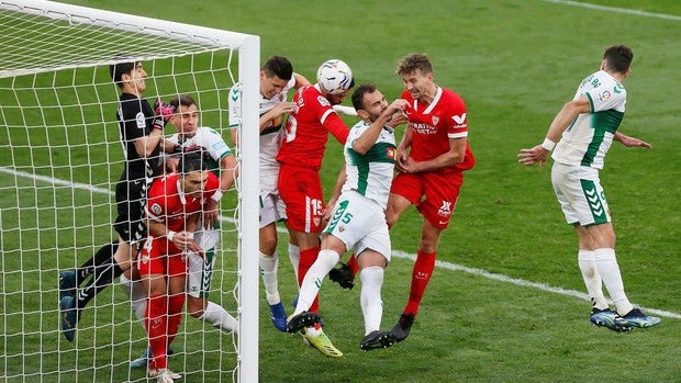 El Elche agranda la herida del Sevilla