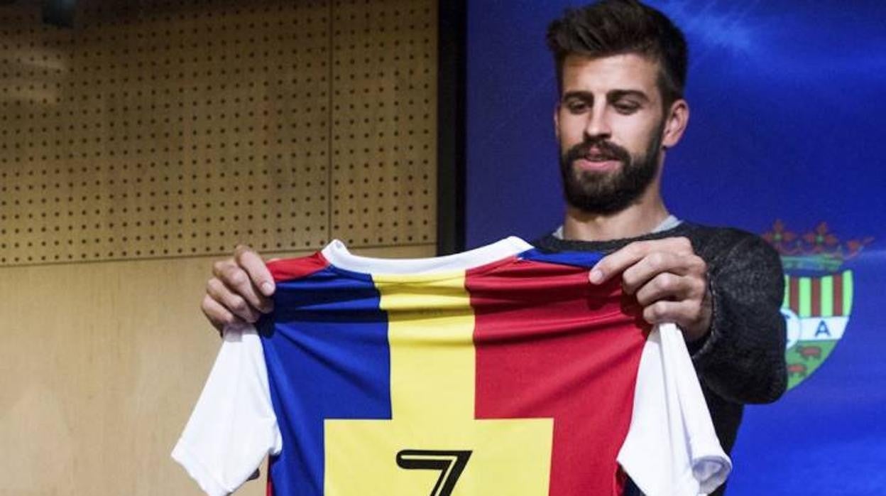 Piqué, con una camiseta del FC Andorra