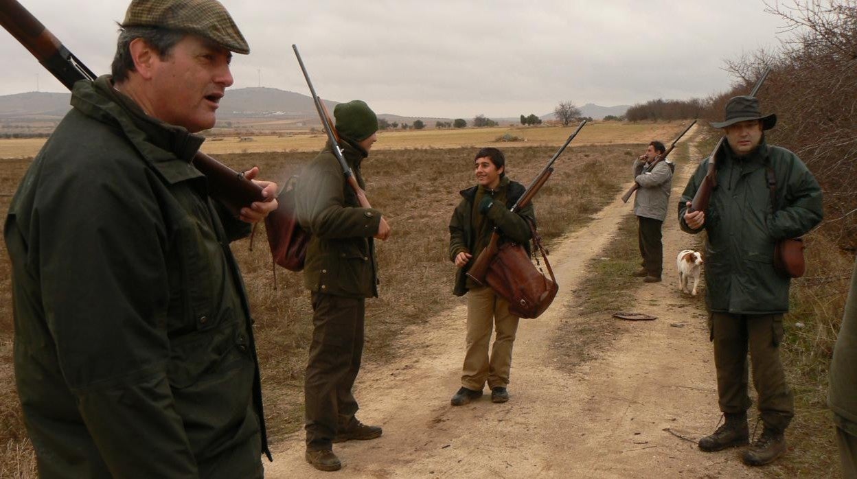 Un grupo de cazadores en una jornada invernal, antes de la pandemia