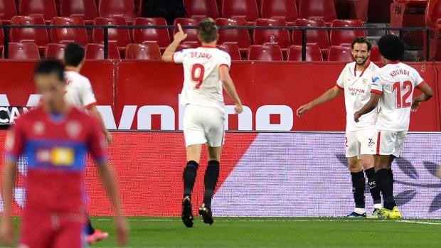 El Sevilla consolida la cuarta plaza ante el Elche