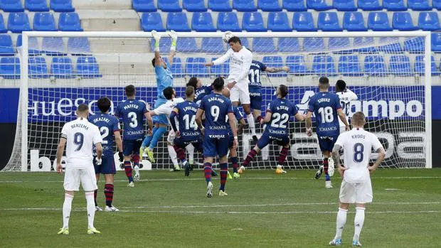 Varane ejerce de Ramos y salva al Madrid
