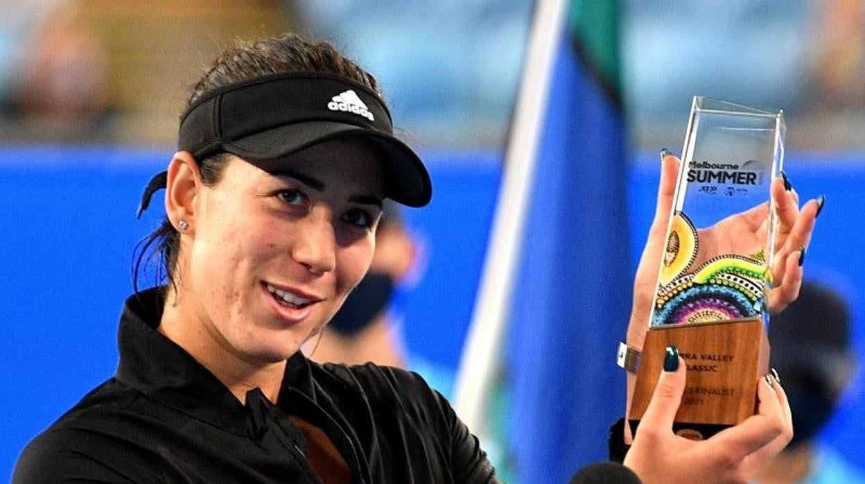 Muguruza, con el trofeo de finalista