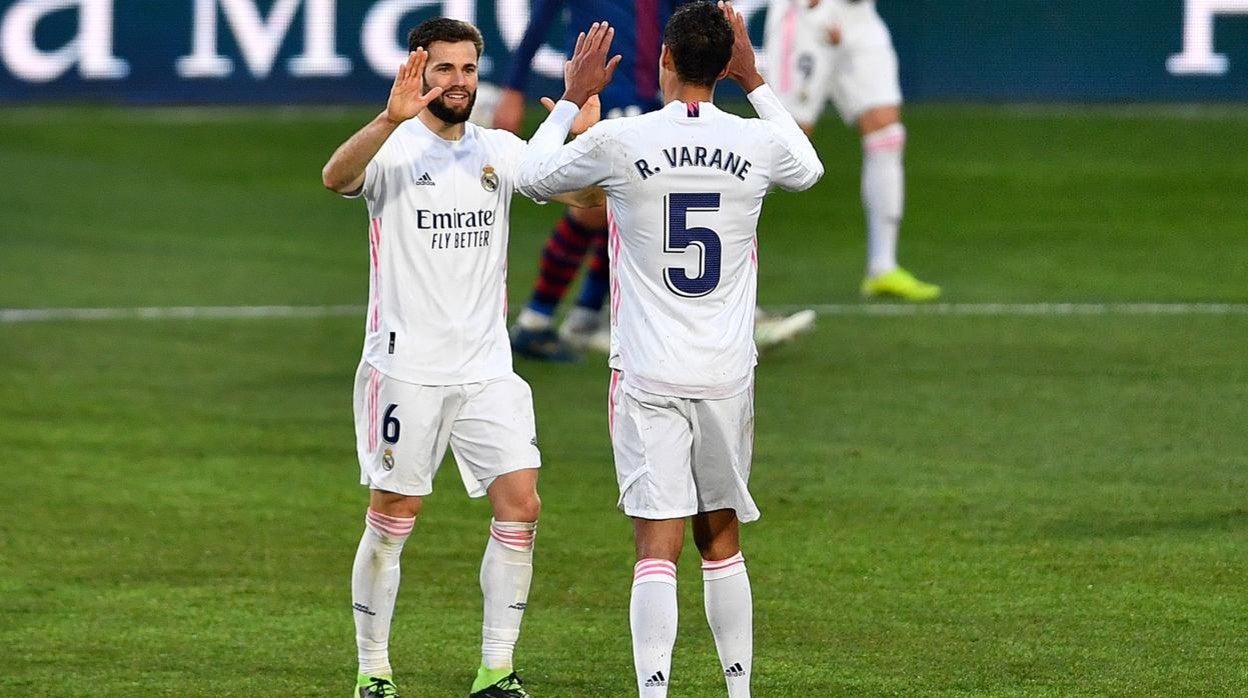 Nacho felicita a Varane tras sus dos goles en Huesca; hoy volverán a ser la pareja de centrales