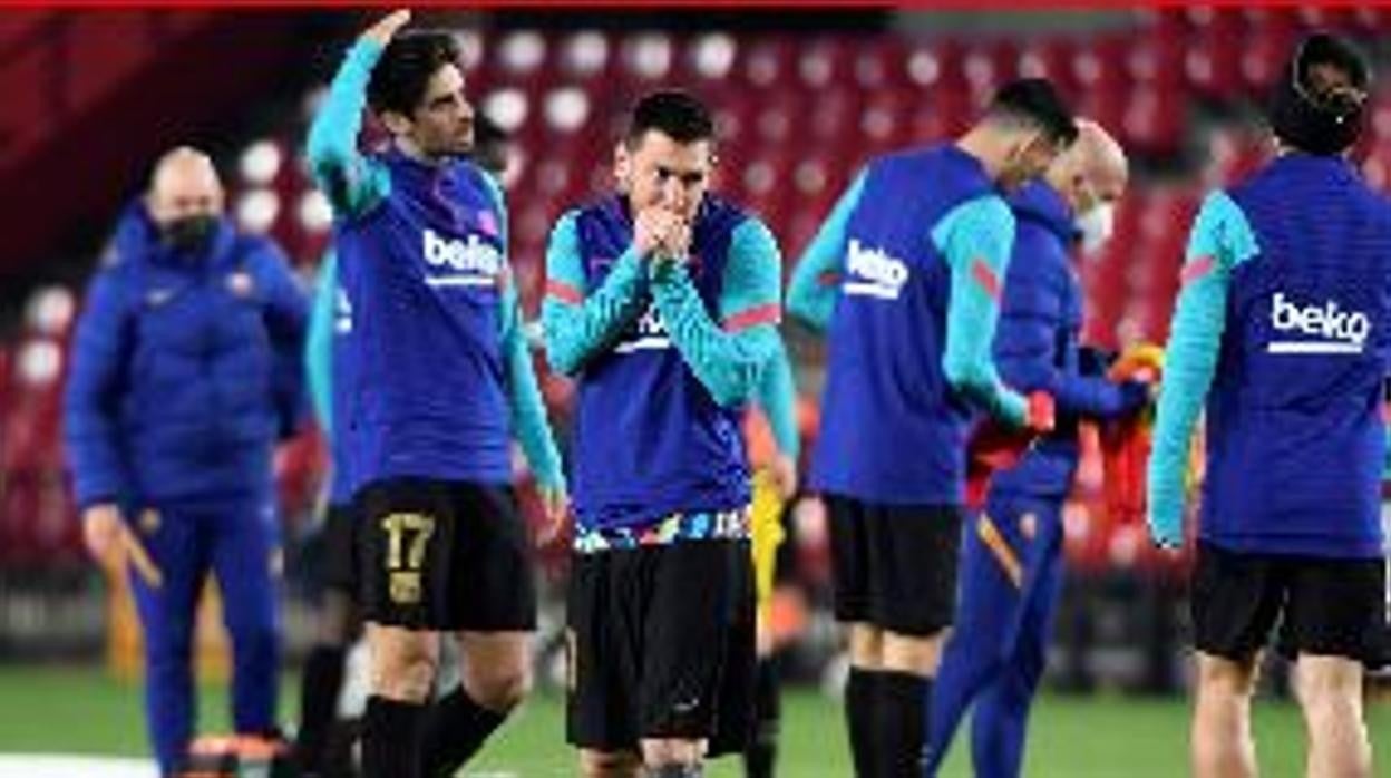Messi calienta momentos antes de que dé inicio el partido ante el Granada