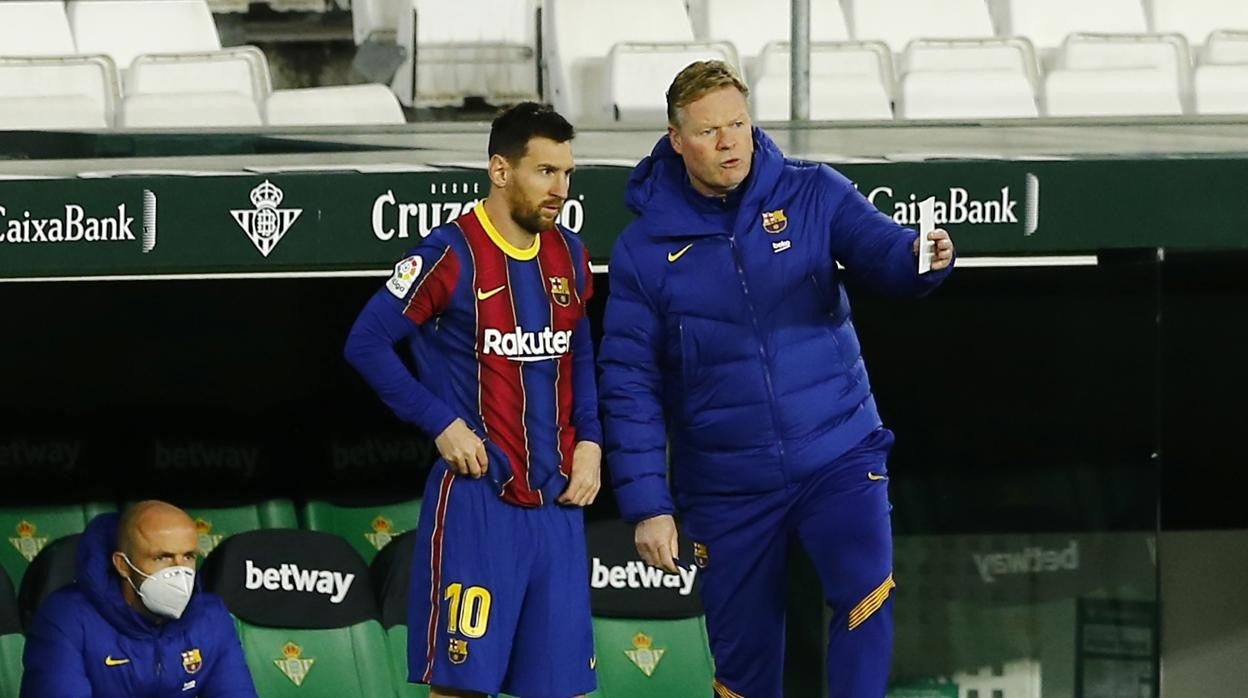 Koeman da instrucciones a Messi antes de darle entrada contra el Betis