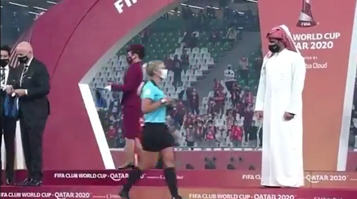 Un jeque qatarí le negó el saludo a una árbitra del Mundial de Clubes