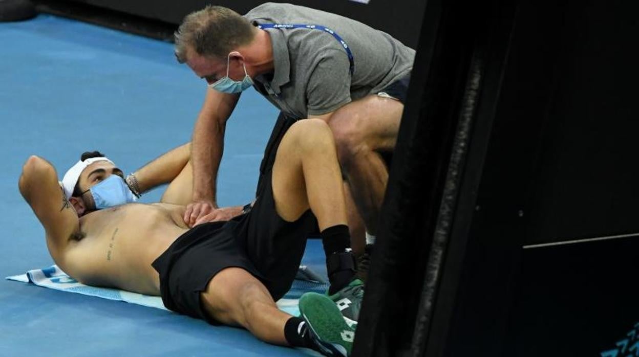 Berrettini, atendido por el fisio en la zona abdominal durante su encuentro con Khachanov