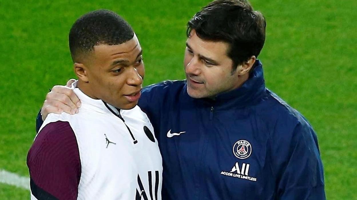 Pochettino conversa con Mbappé sobre el césped del Camp Nou