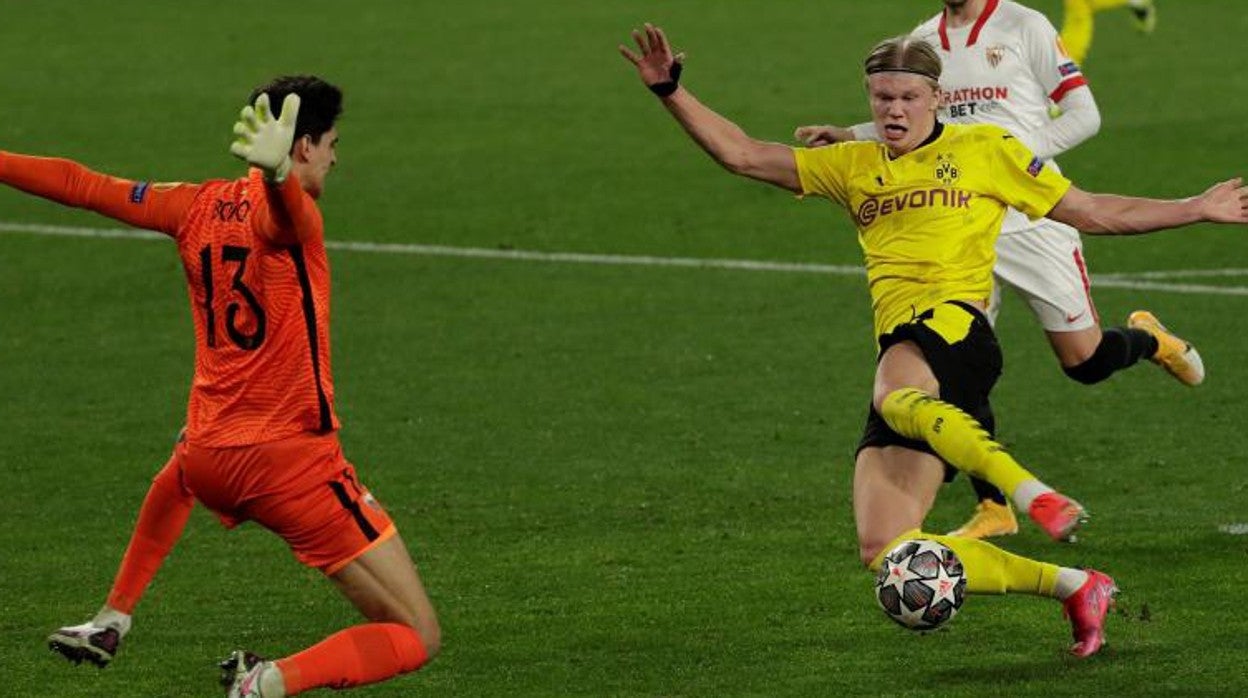 Haaland, antes de anotar el segundo gol del Dortmund ayer en Sevilla