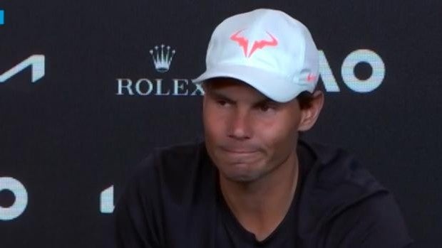 Nadal sufre un calambre durante la rueda de prensa