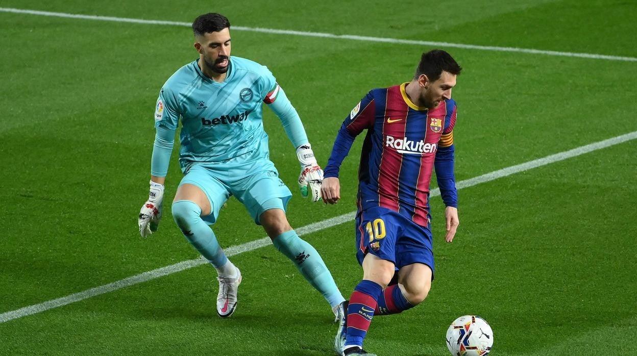 Leo Messi controlaa el balón durante un partido del Barcelona