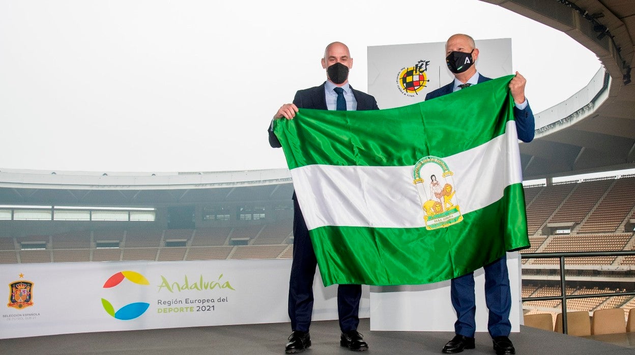 Rubiales e Imbroda posan con una bandera de Andalucía en La Cartuja