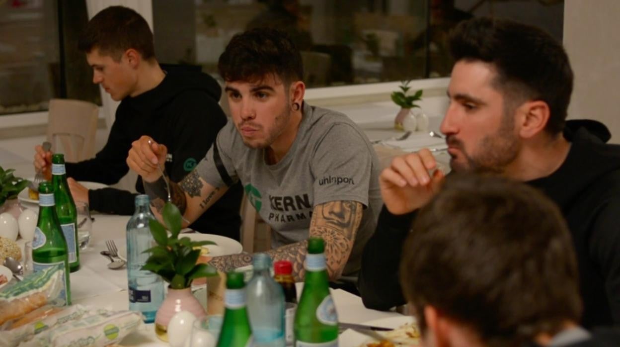 El equipo ciclista Kern Pharma sigue las directrices de su nutricionista Amaia Martioda