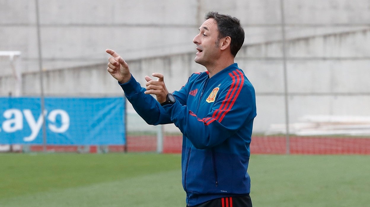 Santi Denia dirige un entrenamiento de la selección española sub 19