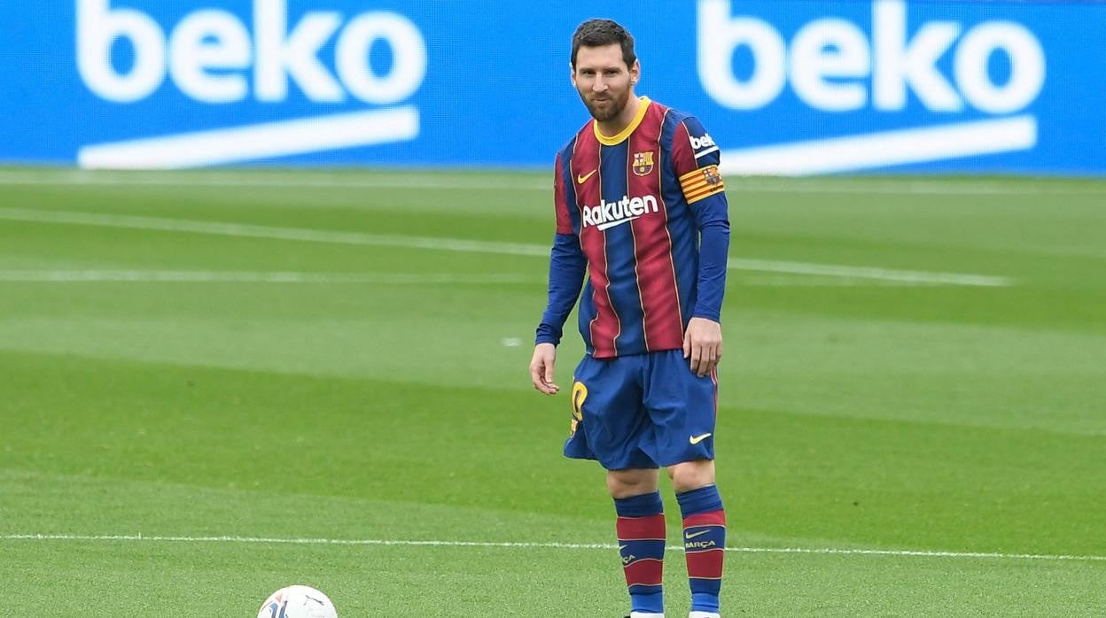 Leo Messi se dispone a lanzar una falta