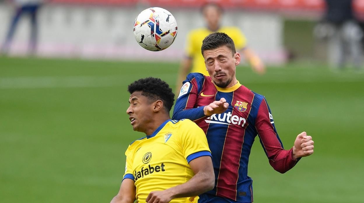 Lenglet trata de rematar un balón de cabeza ante el Cádiz