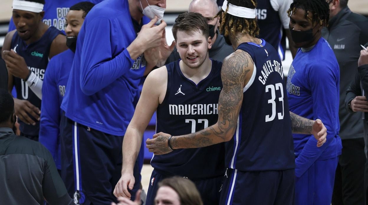 Doncic, felicitado por sus compañeros