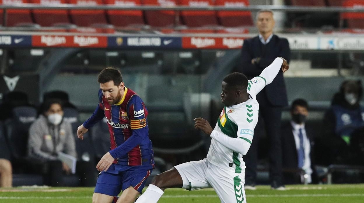 Messi avanza hacia la portería del Elche